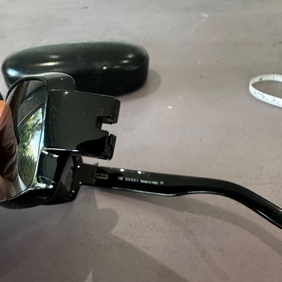 Gucci black sunglasses (need to be fixed) - Picture 4 of 8